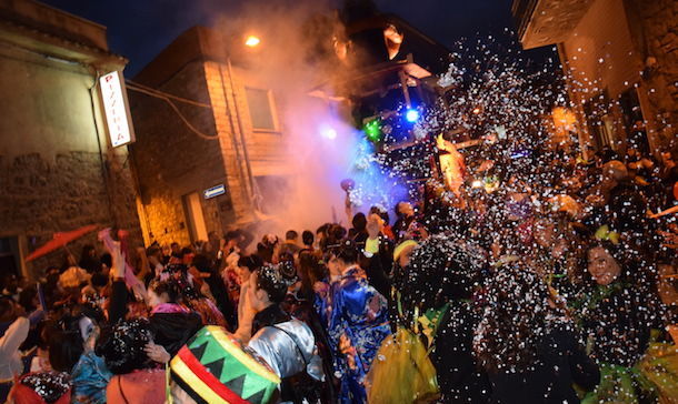 La folla delle grandi occasioni premia lo strepitoso Carnevale ovoddese che sfila con i carri in maschera