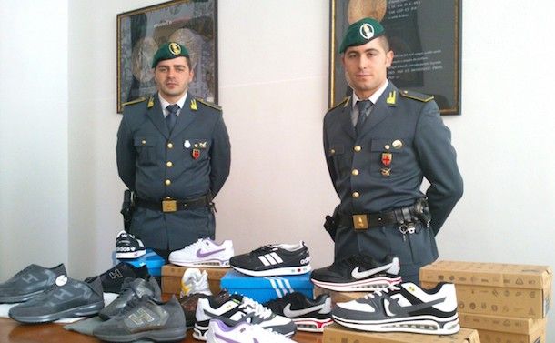 La Guardia di Finanza sequestra 2195 paia di calzature contraffatte