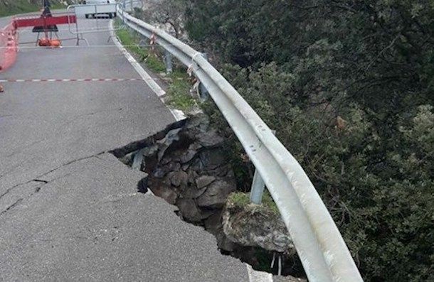 Crolla l'asfalto sulla strada provinciale 62 Bortigali-Mulargia: il sindaco ne ordina la chiusura