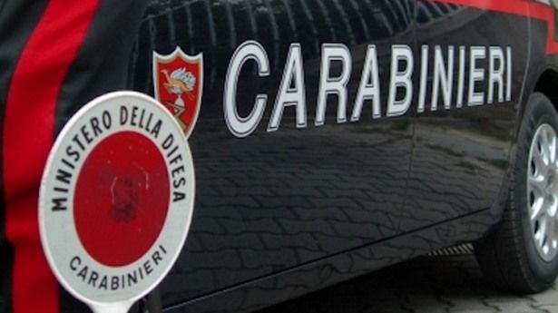 Uomo di 45 anni si barrica in casa e minaccia di suicidarsi, i Carabinieri gli salvano la vita