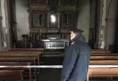 Vandali entrano in chiesa e danno fuoco all'altare in legno