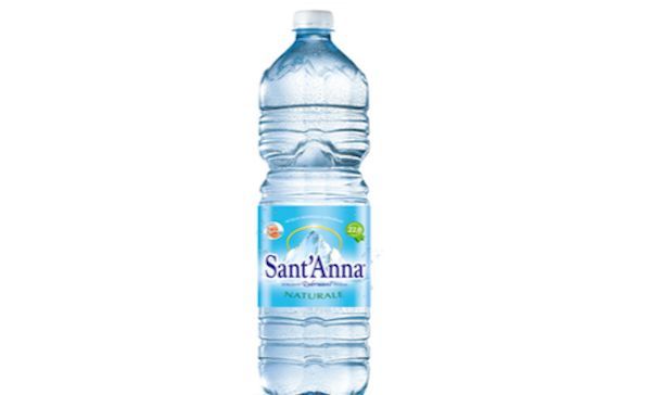 Auchan ritira l'acqua Sant'Anna dagli scaffali, segnalato 