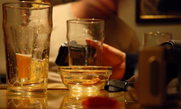 Versa da bere a un ubriaco: denunciato barista di Budoni