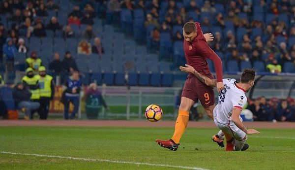Roma-Cagliari 1-0, un sospetto gol di Dzeko zittisce un buon Cagliari