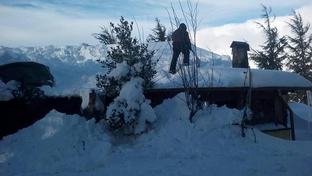 I pastori di Urzulei noleggiano un elicottero per raggiungere gli ovili isolati dalla neve