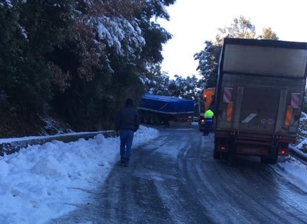 Lastra di ghiaccio sulla Statale 128: un camion è rimasto bloccato e il traffico ha subito rallentamenti