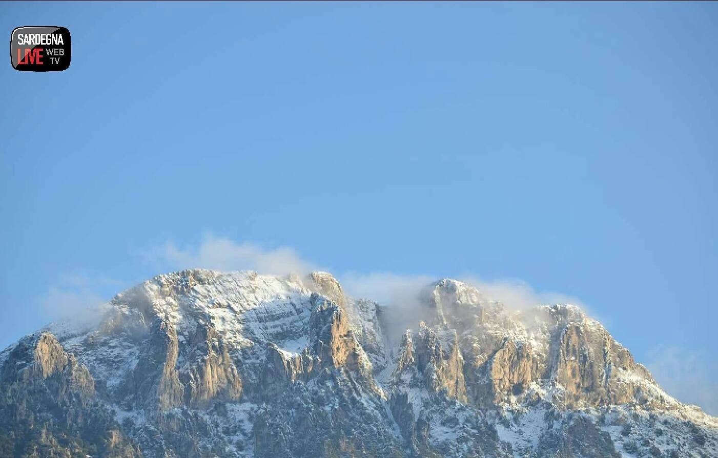 Un'altra giornata di neve. Sul Limbara il manto ha raggiunto 1.20 m, primi fiocchi a Sassari