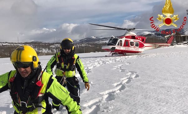 Fieno trasportato in elicottero per il bestiame intrappolato nella neve: continua il lavoro dei Vigili del fuoco