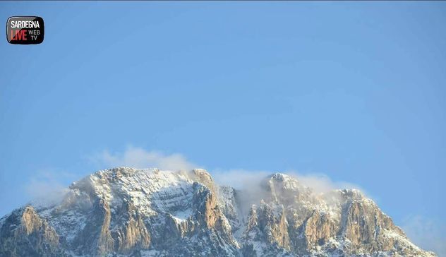 Un'altra giornata di neve. Sul Limbara il manto ha raggiunto 1.20 m, primi fiocchi a Sassari