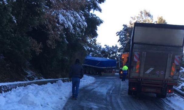 Lastra di ghiaccio sulla Statale 128: un camion è rimasto bloccato e il traffico ha subito rallentamenti