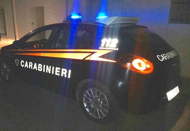 Viene scoperto, ladro si nasconde in una stanza, poi aggredisce i carabinieri: arrestato