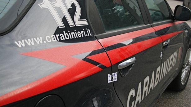 Fugge al controllo dei carabinieri e con l'auto semina il panico in città: denunciato un 20enne