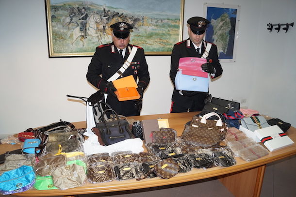 Borse contraffatte: scoperta organizzazione a Olbia e sequestrati oltre 1.500 falsi 