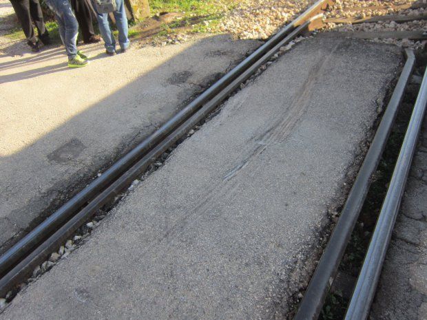 Auto investita da treno nelle campagne di Serri: grave un 21enne