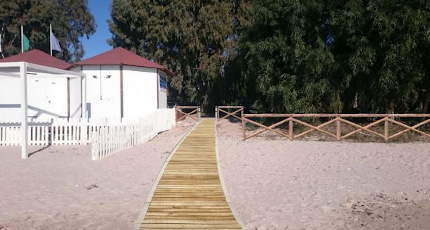 Passerelle, staccionate e cartelloni sulla spiaggia di Mugoni