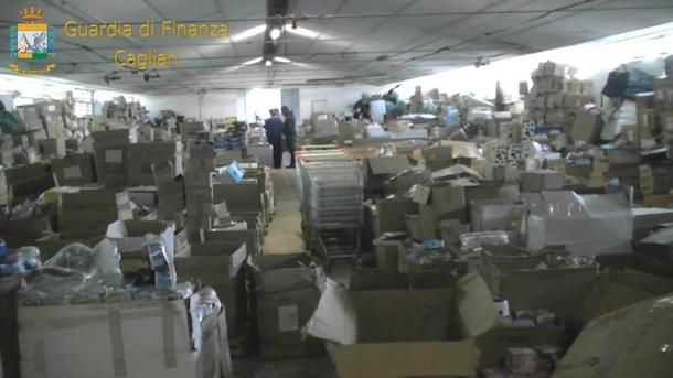 Smantellata filiera distributiva di prodotti pericolosi: sequestrati 5milioni di articoli tra addobbi natalizi e giocattoli