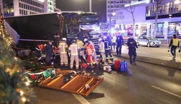 Attentato a Berlino. Tir travolge i mercatini di Natale: il bilancio sale a 12 morti e 48 feriti