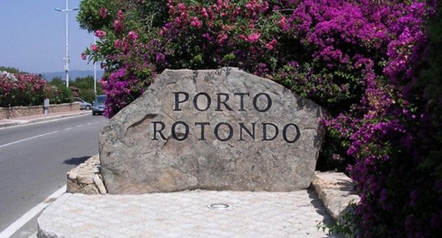 Donna aggredita e derubata in un residence a Porto Rotondo