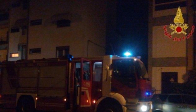 Appartamento in fiamme nella notte: 48enne muore carbonizzato