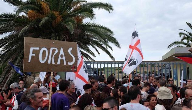 Manifestazione di protesta a Capo Frasca: il bilancio è di almeno 13 feriti tra le forze dell'ordine