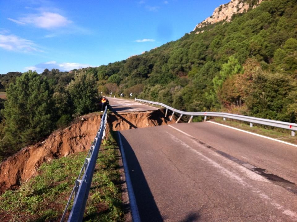 Alluvione in Sardegna, le immagini dall'elicottero del ponte crollato