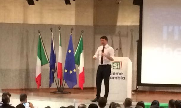 Renzi in Sardegna. Il premier saluta i tenores di Neoneli che hanno cantato poco prima del suo arrivo
