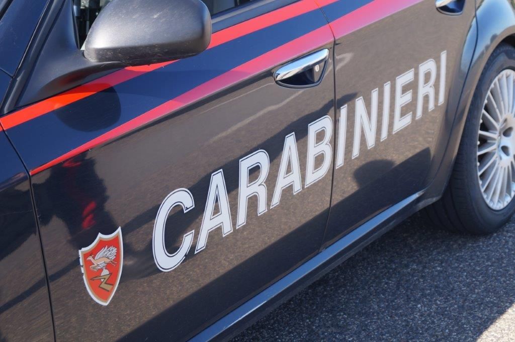 I Carabinieri arrestano un 33enne con l'accusa di detenzione di stupefacenti a fini di spaccio e detenzione illegale di armi bianche