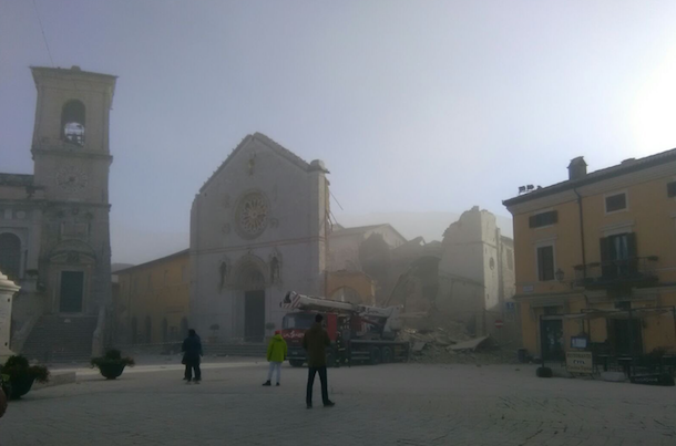 Nuova scossa di magnitudo 6.5 nel Centro Italia. A Norcia è crollata la Basilica di San Benedetto