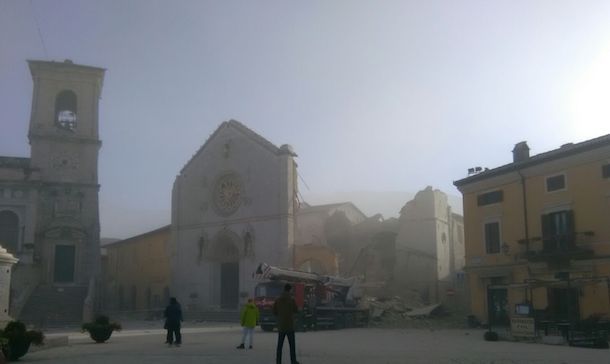 Nuova scossa di magnitudo 6.5 nel Centro Italia. A Norcia è crollata la Basilica di San Benedetto