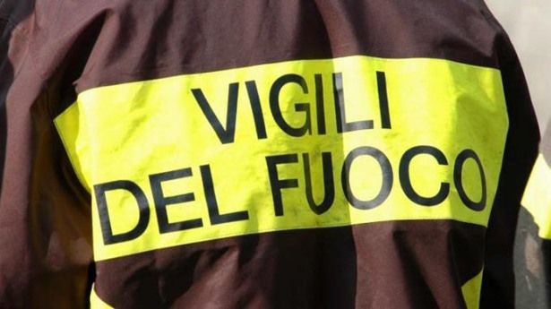 Tragedia sfiorata a Cagliari: gru si urtano e sfondano la finestra di un'abitazione