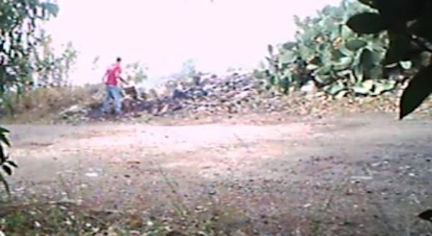 Filmato con una telecamera nascosta mentre incendia rifiuti: denunciato un ragazzo di 24 anni