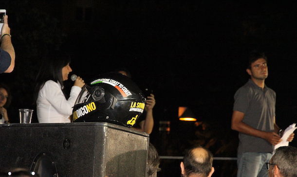 M5S, Di Battista in scooter a Cagliari: in Piazza San Cosimo per il No al Referendum