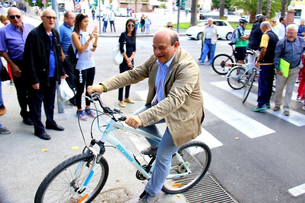Il sindaco di Sassari Nicola Sanna inaugura la pista ciclabile delle polemiche