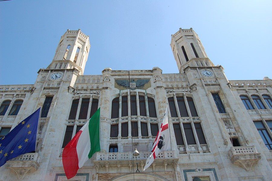 Cagliari: disoccupato minaccia di darsi fuoco nel Palazzo del Comune