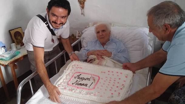 Circondata dall'affetto dei familiari nonna Antonia festeggia i 100 anni