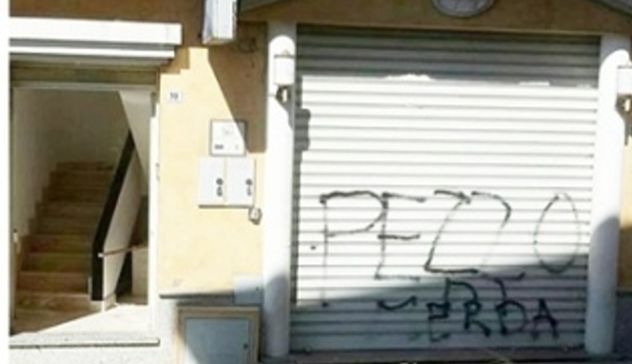 Burcei. Assaltata da un gruppo di contestatori la casa-alloggio destinata ai migranti