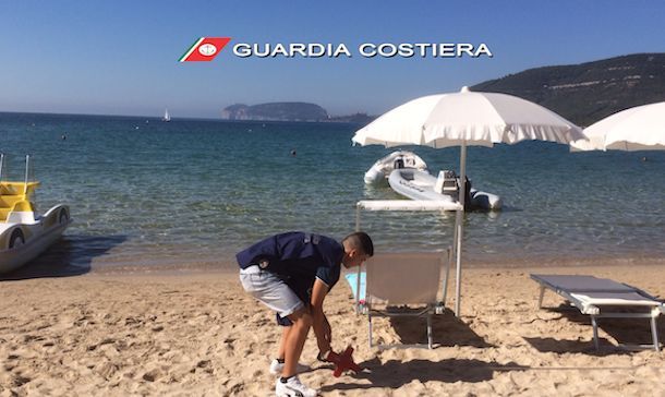 Blitz della Guardia Costiera: sequestrati ombrelloni e lettini in affitto sulla spiaggia libera