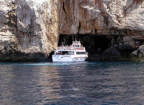 Il traghetto per le Grotte di Nettuno contro l'Isola di Foradada: 2 feriti