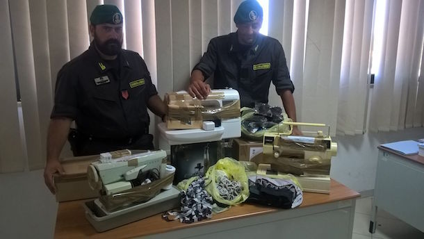 La Guardia di Finanza scopre un laboratorio di merce contraffatta: sequestrati oltre 6 mila articoli