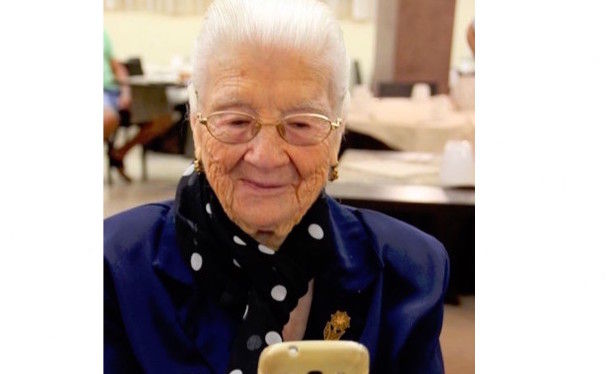 Tzia Emanuela, di 103 anni, sfida la tecnologia con uno smartphone