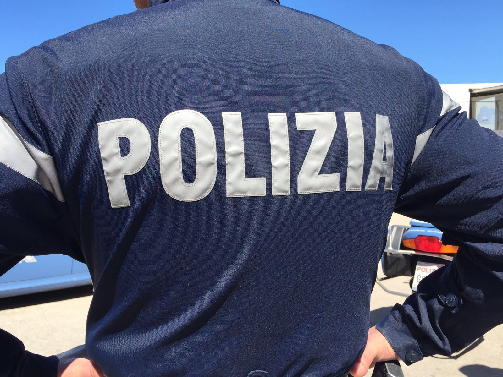 Due rom tentano di forzare il portoncino di ingresso di un appartamento, ma vengono bloccate dalla Polizia