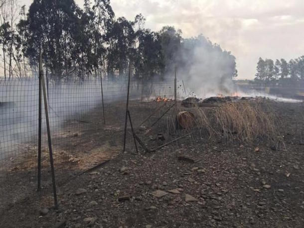 Incendio a Samatzai: le fiamme raggiungono un fienile