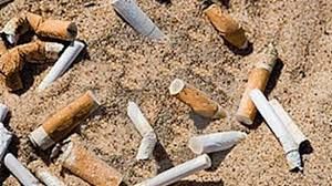 Pugno di ferro contro chi fuma in spiaggia senza posacenere: il sindaco dice basta