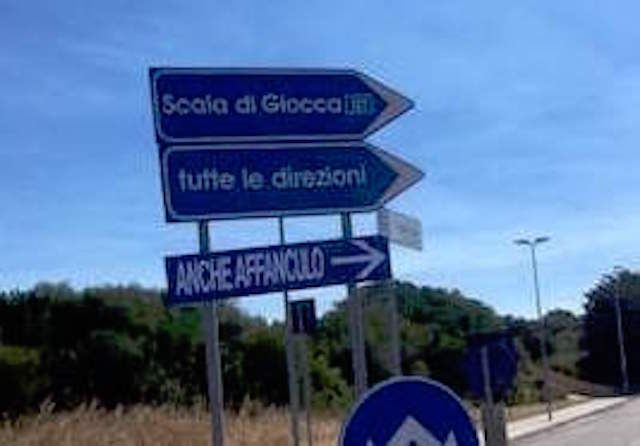 Dalla risata all'indignazione, a Sassari spunta un cartello sarcastico