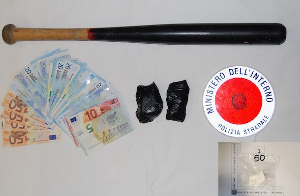 Sorpreso in auto con droga e mazza da baseball: arrestato 56enne di Alghero