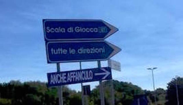 Dalla risata all'indignazione, a Sassari spunta un cartello sarcastico
