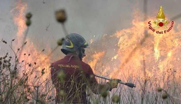Incendio nelle campagne tra Guspini e Gonnosfanadiga
