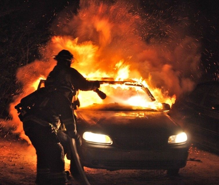Auto e cassonetti in fiamme a Pirri