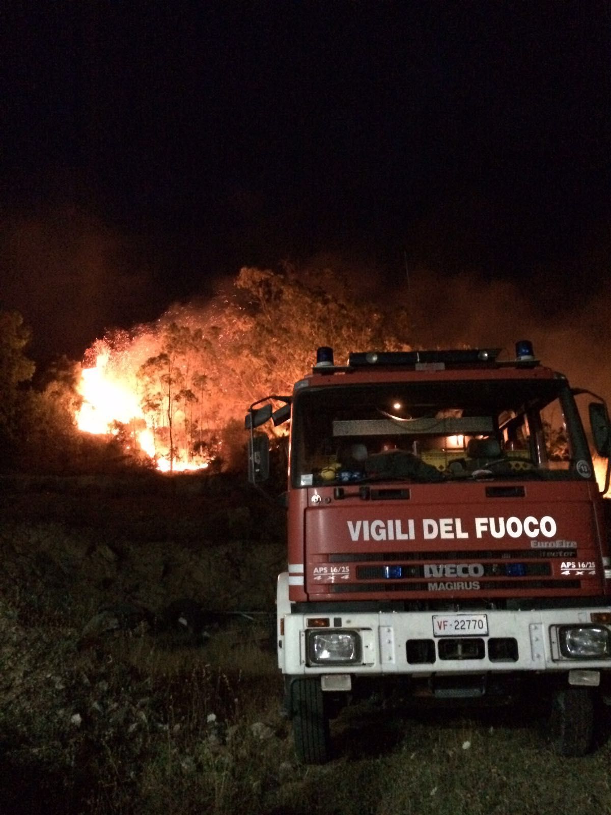 Paura nella notte per un incendio che si è sviluppato fra la zona di Sa Corroncedda e l'aeroporto Costa Smeralda