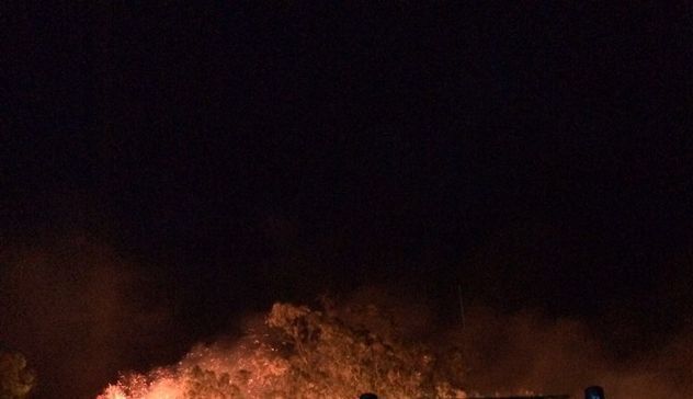 Paura nella notte per un incendio che si è sviluppato fra la zona di Sa Corroncedda e l'aeroporto Costa Smeralda